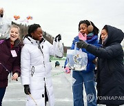 화천산천어축제가 즐거운 외국인 관광객