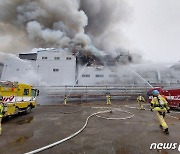 인천 서구 산단 공장서 큰 불…50대 소방대원 1명 연기흡입