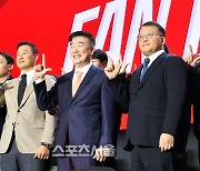 [포토]랜더스 사인으로‘ 팬페스티발 마무리하는 민경삼 대표와 김재