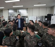 ‘월 100시간’ 초과근무해도 수당은 절반… 전방 군인 ‘애국 페이’ 논란[문지방]