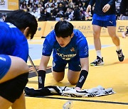 "남의 코트에서 이러면 안 돼", 선배의 한마디에 황급히 코트를 닦은 선수들...무슨 일이 있었길래 [유진형의 현장 1mm]