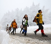 설산 찾은 등산객들