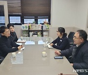 수산업계와 소통나선 경남도 해양수산국장…지원 논의