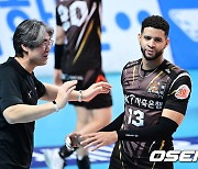 ‘4R 전승 주역’ 레오, 개인 통산 8번째 MVP 받았다…역대 1위 ‘굳건’