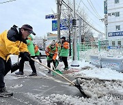 제설작업에 나선 이병선 속초시장