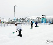 제설 시작된 아이스링크