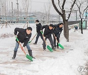 제설 작업 중인 고성군 직원들