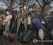 APTOPIX Winter Weather New York Migrants