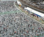 화천산천어축제 휴일 인파 절정