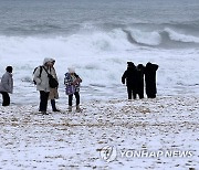 눈 내린 경포해변의 겨울 낭만