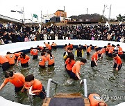 맹추위 속 산천어 맨손 잡기