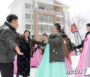 살림집 입사에 기쁨을 표하는 북한 단천시 주민들