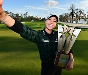 LPGA 개막전 우승 트로피 들고 셀피 찍는 리디아 고