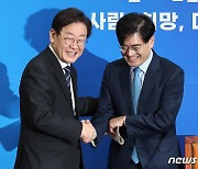 악수하는 이재명·공영운