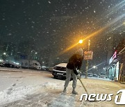 폭설 앞두고 눈 쓸기