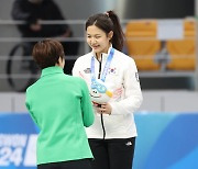 "이상화X고다이라 응원받은 '꽃다운 16세'정희단,빙속500m 첫 은메달![강원2024]