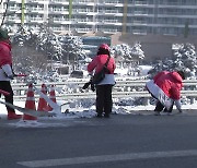 자원봉사자 난방 천막에 '한기'...난방기구도 없는 야외 관중석