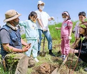 우리은행, 임직원 가족 참여 노을공원 숲 조성 봉사활동