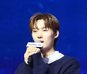 [ST포토] 투어스 영재, '마이크 꼭 잡고'