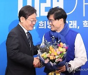 공영운 전 현대차 사장 환영하는 이재명 대표