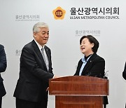 국민의힘 탈당한 김정희 울산 북구의장, 민주당 입당