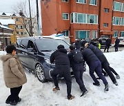 [청소년올림픽] 폭설 갇힌 차 밀고, 고드름 사고 막고…안전 견인한 경찰