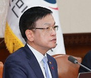 최상목 "우주항공청 5월말 출범…50인 미만 중처법 유예 거듭 당부"