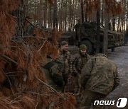 곡사포 옆 명령 기다리며 휴식하는 우크라 포병