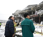 충남 서천 화재 현장 점검하는 윤 대통령과 한동훈 비대위원장