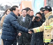 [속보] 윤 대통령, 서천화재 현장 찾아 "특별재난지역선포 검토"