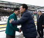 [데일리안 오늘뉴스 종합] 한동훈 '폴더인사'에 尹 어깨 '툭'…귀경 땐 함께 전용열차로, 이재명, 이언주에 복당 권유…李 "진지하게 고민하겠다", “조합 vs 시공사 갈등 막는다”, 표준계약서로 공사비 책정 투명화 등