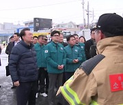 윤 대통령-한동훈, 서천 시장 화재현장 방문…민주 “당무 개입 고발 검토 중”