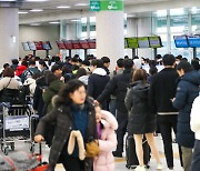 '운항 중단, 북적이는 제주공항'