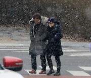 두꺼운 옷 입고 횡단보도 건너는 시민들