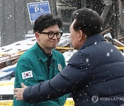 인사하는 윤석열 대통령과 한동훈 비대위원장