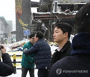 인사하는 윤석열 대통령과 한동훈 비대위원장