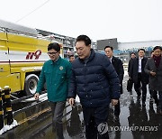 함께 서천시장 화재현장 점검하는 윤석열 대통령과 한동훈 비대위원장