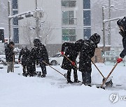 눈 치우는 정읍시 공무원들