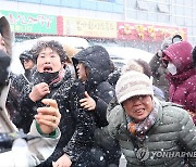 항의하는 일부 피해 상인들