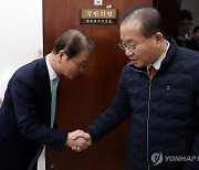 이정식 장관과 악수하는 윤재옥 원내대표