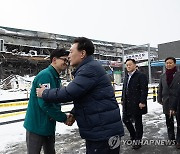 尹대통령, 한동훈에 '어깨 툭'…韓, 웃으며 90도 인사(종합)