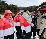 선수들 격려하는 김진태 강원지사와 김명기 횡성군수