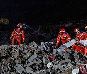 CHINA-YUNNAN-ZHAOTONG-LANDSLIDE-RESCUE (CN)