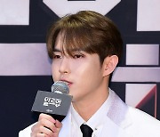 [TEN포토]김재환 '이석훈과 함께 심사, 영광이다'