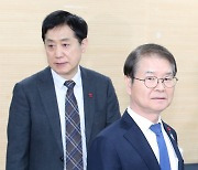 [포토]금융·고용 복합지원 강화 업무협약식 참석하는 김주현-이정식