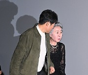 [mhn포토] 윤여정 에스코트하는 유해진