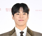 [mhn포토] 이현우 '작품 속 인물과 다른 느낌'