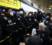 '지하철 탑승 시위' 전장연 활동가 구속영장 기각