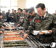 군부대 내 식당 찾은 이재명 대표