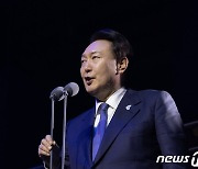 尹 "늘봄학교·유보통합 철저 준비…교권보호·학폭대응 꼼꼼히"